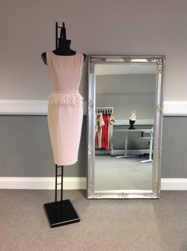 Sleeveless feather belt dress